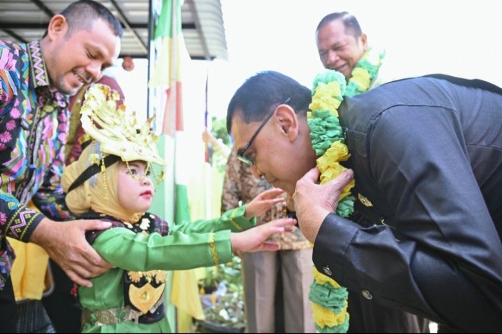 Kadis Pendidikan Kota Padangsidimpuan Lufti Siregar menerika pengalungan bunga dari murid TK.Pertiwi. (IST)