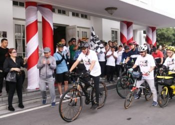Gubernur Sumatera Utara (Sumut) Edy Rahmayadi bersama Sekretaris Daerah (Sekda) Provinsi Sumut, Arief  S. Trinugroho mengikuti acara Gowes Bermartabat yang merupakan bagian dari peringatan Hari Olahraga Nasional (Haornas), Sabtu (2/9/2023). Gowes Bermartabat ini di mulai dari Rumah Dinas Gubernur Sumut menuju Taman Buah Cakra, Delitua, Kabupaten Deliserdang. (Diskominfo Sumut)