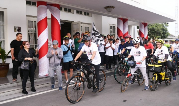 Gubernur Sumatera Utara (Sumut) Edy Rahmayadi bersama Sekretaris Daerah (Sekda) Provinsi Sumut, Arief  S. Trinugroho mengikuti acara Gowes Bermartabat yang merupakan bagian dari peringatan Hari Olahraga Nasional (Haornas), Sabtu (2/9/2023). Gowes Bermartabat ini di mulai dari Rumah Dinas Gubernur Sumut menuju Taman Buah Cakra, Delitua, Kabupaten Deliserdang. (Diskominfo Sumut)