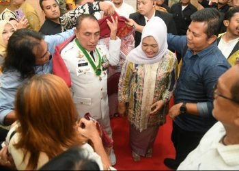 Ketua Forum Wartawan Pemprovsu Zulkifli Harahap mengulosi Edy Rahmayadi dan Nawal Lubis saat akan meninggalkan Kantor Gubsu pada pelepasan di masa akhir jabatan, Selasa (05/09/2023). (istimewa)