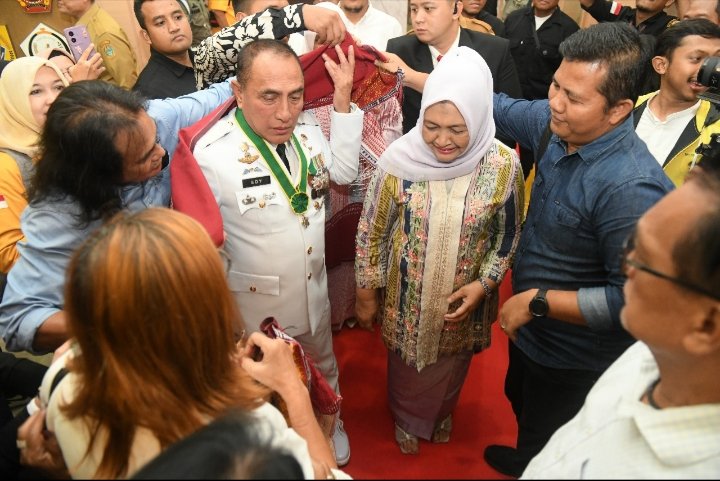 Ketua Forum Wartawan Pemprovsu Zulkifli Harahap mengulosi Edy Rahmayadi dan Nawal Lubis saat akan meninggalkan Kantor Gubsu pada pelepasan di masa akhir jabatan, Selasa (05/09/2023). (istimewa)