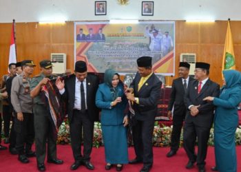 Ketua DPRD Kota Padangsidimpuan Siwan Siswanto mangulosi Wali Kota Padangsidimpuan yang akan berakhir masa jabatannya. (IST)