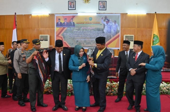 Ketua DPRD Kota Padangsidimpuan Siwan Siswanto mangulosi Wali Kota Padangsidimpuan yang akan berakhir masa jabatannya. (IST)