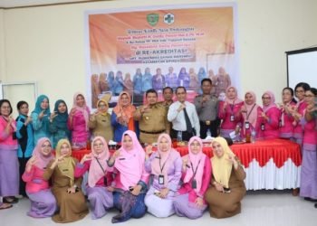 Bupati Tapsel Dolly Pasaribu foto bersama dengan Forkopicam dan pegawai kesehatan. (IST)