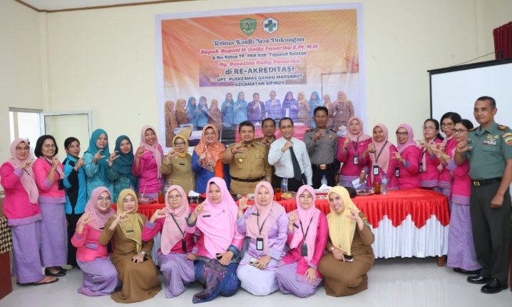 Bupati Tapsel Dolly Pasaribu foto bersama dengan Forkopicam dan pegawai kesehatan. (IST)