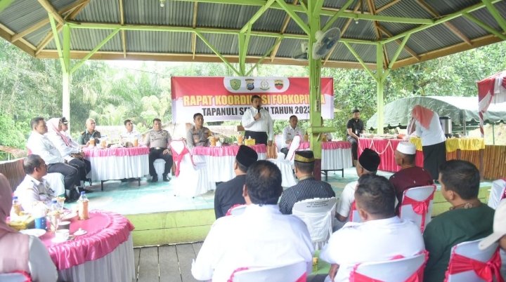 Bupati Tapsel  Dolly Pasaribu, Forkopimda dan Masyarakat ngopi bersama. (IST)