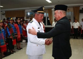 Bupati Nikson Nababan saat mengucapkan selamat kepada Camat Muara yang baru Mutiha Simaremare,ST. (IST)