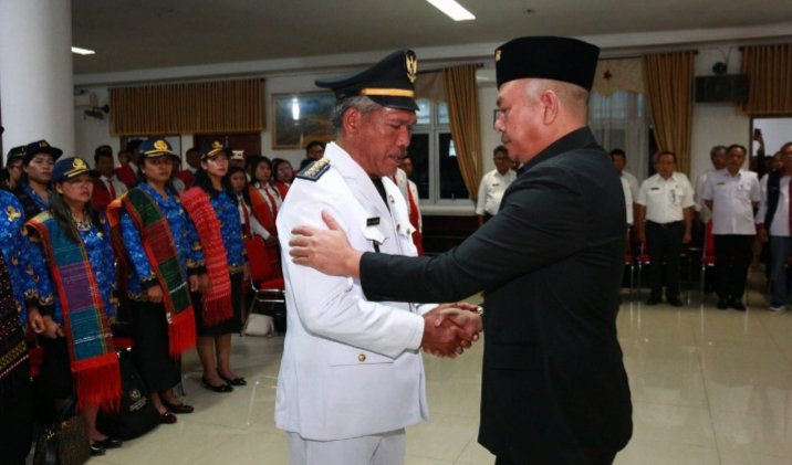 Bupati Nikson Nababan saat mengucapkan selamat kepada Camat Muara yang baru Mutiha Simaremare,ST. (IST)