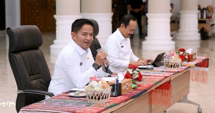 Pj Gubernur Sumut Hassanudin yang didampingi Sekdaprov Sumut Arief S Trinugroho memimpin Rapat Koordinasi Bupati dan Walikota se-Sumut di Aula Raja Inal Siregar, lantai 2 Kantor Gubernur Sumut, Jalan Diponegoro Nomor 30, Medan, Rabu (6/9/2023). (Diskominfo Sumut).