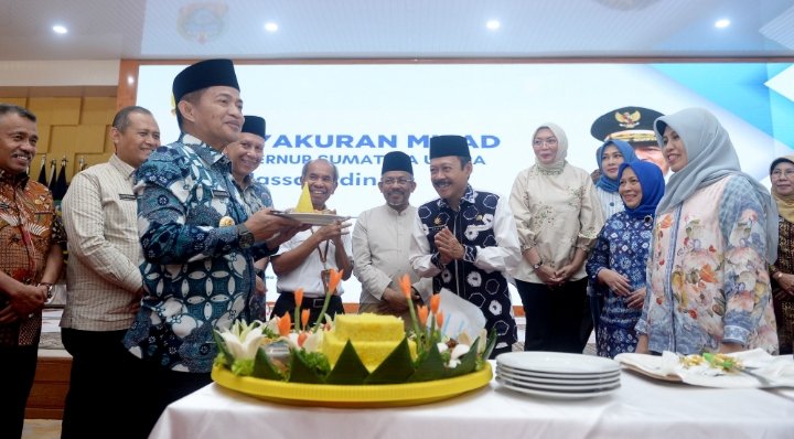 Penjabat (Pj) Gubernur Sumatera Utara Hassanudin ditepung tawari oleh Sekretaris Daerah Provinsi Sumut Arief S Trinugroho yang mewakili Pemerintah Provinsi Sumut pada acara Tasyakuran Milad ke-58 di Aula Tengku Rizal Nurdin Jalan Jenderal Sudirman Nomor 41 Medan, Kamis (7/9). (Diskominfo Sumut)
