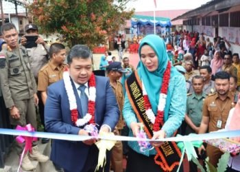 Bupati Dolly Pasaribu Bersama Bunda PAUD Tapsel bersama sama menggunting pita peresmian TK Negeri Pembina 1 Sipirok. (IST)