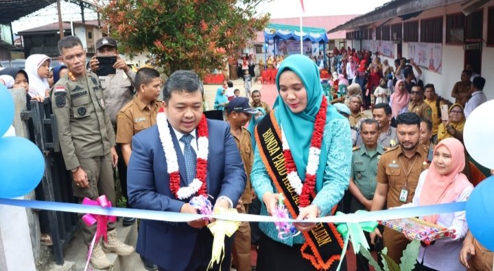 Bupati Dolly Pasaribu Bersama Bunda PAUD Tapsel bersama sama menggunting pita peresmian TK Negeri Pembina 1 Sipirok. (IST)