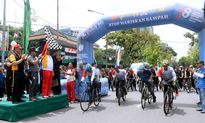 Pj Gubernur Sumut Hassanudin mendampingi kunjungan Panglima TNI Laksamana TNI Yudo Margono dalam rangka menghadiri acara The Rising Tide 2023 yang diselenggarakan di Lapangan Benteng Medan, Jalan Pengadilan, Medan, Sabtu (9/9/2023). The Rising Tide 2023 yaitu suatu gerakan yang mengampanyekan "Setop Wariskan Sampah" . (Diskominfo Sumut)