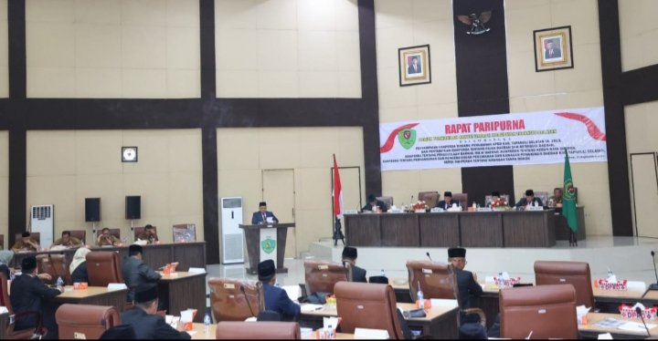 Bupati Tapsel Dolly Pasaribu saat menyampaikan Pengantar Nota Keuangan Ranperda P-APBD TA 2023. (IST)