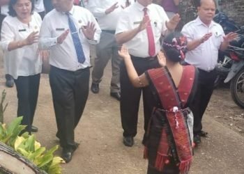 Sesaat memasuki lokasi acara tampak dalam gambar, Kepala SMA PGRI-20 Siborong-borong Drs.Alpa Simanjuntak, MPd (paling kanan), Kacabdis Wil IX Diknas Sumut Drs.Alfred Hasiholan Silalahi, MSi, Ketua MKKS SMA Taput Belman Panjaitan, MPd, Dra.Doharta Hutabarat (Kasi SMA), Rudianto Sinaga, MPd (Kasi SMK). (IST)