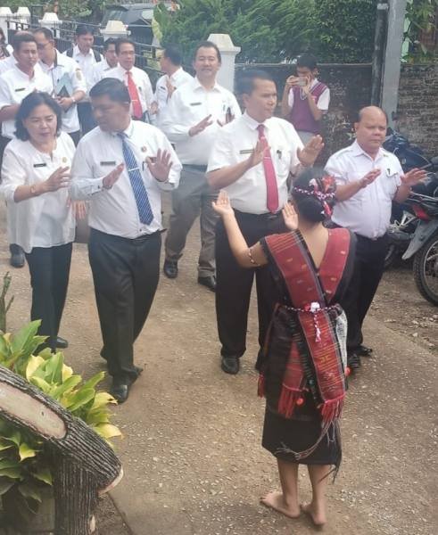 Sesaat memasuki lokasi acara tampak dalam gambar, Kepala SMA PGRI-20 Siborong-borong Drs.Alpa Simanjuntak, MPd (paling kanan), Kacabdis Wil IX Diknas Sumut Drs.Alfred Hasiholan Silalahi, MSi, Ketua MKKS SMA Taput Belman Panjaitan, MPd, Dra.Doharta Hutabarat (Kasi SMA), Rudianto Sinaga, MPd (Kasi SMK). (IST)
