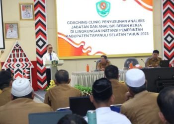 Sekda  Tapsel Sopyan adil memberikan sambutan saat membuka coaching clinic penyusunan Analisis Jabatan (Anjab) dan Analisis Beban Kerja (ABK) di lingkungan Pemerintah Kabupaten Tapsel. (IST)