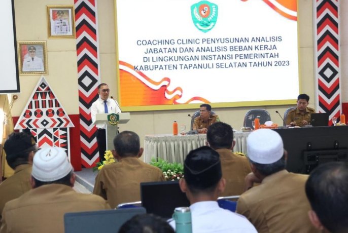 Sekda  Tapsel Sopyan adil memberikan sambutan saat membuka coaching clinic penyusunan Analisis Jabatan (Anjab) dan Analisis Beban Kerja (ABK) di lingkungan Pemerintah Kabupaten Tapsel. (IST)