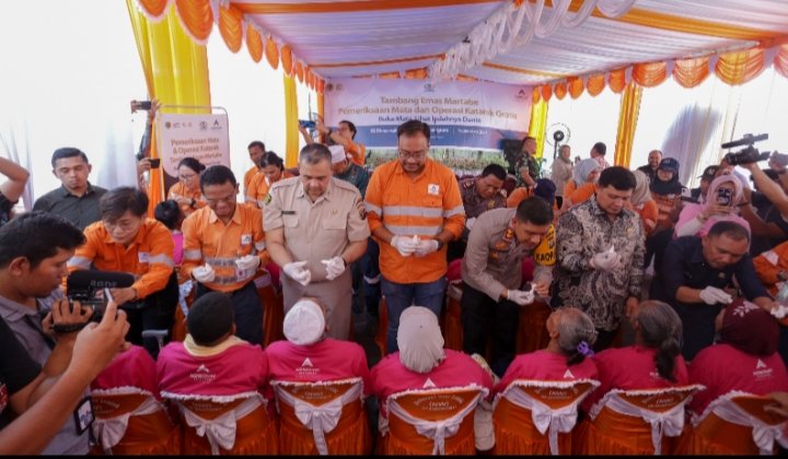 Direktur dan CFO PT Agincourt Resources Noviandri Hakim (tengah berbaju oranye) bersiap meneteskan obat ke mata pasien katarak bersama dengan Kapolres Tapanuli Selatan AKBP Imam Zamroni di RS Bhayangkara Batangtoru, Tapsel. (IST)