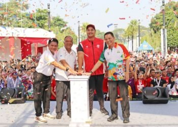 Penjabat (Pj) Gubernur Sumatera Utara (Sumut) Hassanudin mengikuti Fun Run 5 Km Hitung Mundur Pelaksanaan Pekan Olahraga Nasional (PON) XXI/2024 Aceh-Sumut bersama Menteri Pemuda dan Olahraga (Menpora) RI Dito Ariotedjo di Gelora Bung Karno, Senayan, Jakarta Pusat, Minggu (17/9). Pj Gubernur Hassanudin menyampaikan persiapan Provinsi Sumut sebagai tuan rumah PON XXI, bersama Aceh, sudah on the track. (DISKOMINFO SUMUT)

 