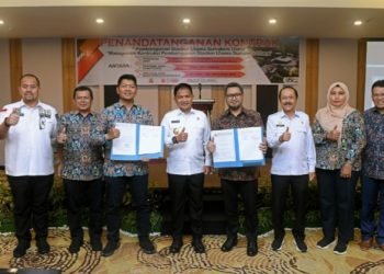Penjabat (PJ) Gubernur Sumut Hassanudin menyaksikan Penandatanganan Kontrak Pembangunan Stadion Utama Sumut antara Pengguna Jasa, Penyedia Jasa Konstruksi dan Penyedia Jasa Manajemen Konstruksi di Ballroom Hotel Santika Premiere Dyandra, Jalan Kapten Maulana Lubis, Medan, Rabu (20/9/2023). (Diskominfo Sumut)