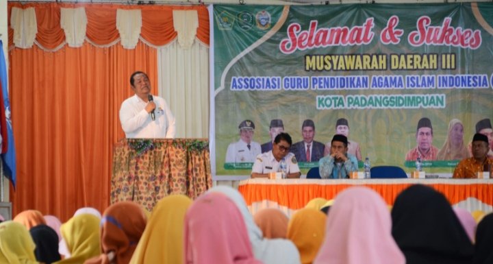 Wali Kota Padangsidimpuan Irsan Nasution memberikan sambutan di Musyawarah AGPAII Kota Padangsidimpuan. (IST)