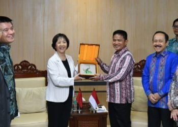 Pj Gubernur Sumatera Utara (Sumut) Hassanudin saat menerima audiensi Vice Governor dan Pemimpin Overseas Friendship Association of Yunnan Tiongkok Yang Ning beserta rombongan di ruang kerja Gubernur Lantai 10 Jalan Diponegoro No. 30 Medan, Kamis (21/9). (Diskominfo Sumut)