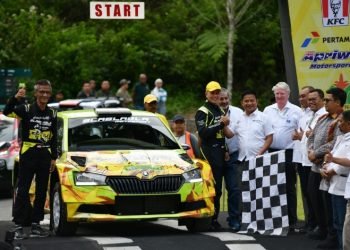 PJ Gubernur Sumatera Utara (Sumut) Hassanudin didampingi Ketua IMI Sumut Harun Mustafa Nasution, serta Pembina Ikatan Motor Indonesia (IMI) Sumut Musa Rajekshah yang juga sebagai peserta, membuka APRC Asia Rally Cup di The Kaldera Toba Nomadic Escape, Desa Sibisa, Kecamatan Ajibata, Kabupaten Toba, Jumat (22/9). (Diskominfo Sumut)