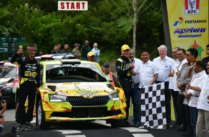 PJ Gubernur Sumatera Utara (Sumut) Hassanudin didampingi Ketua IMI Sumut Harun Mustafa Nasution, serta Pembina Ikatan Motor Indonesia (IMI) Sumut Musa Rajekshah yang juga sebagai peserta, membuka APRC Asia Rally Cup di The Kaldera Toba Nomadic Escape, Desa Sibisa, Kecamatan Ajibata, Kabupaten Toba, Jumat (22/9). (Diskominfo Sumut)