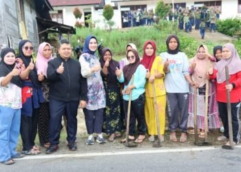 Bupati Tapsel Dolly Pasaribu dan Ketua Tim TP.PKK Rosalina Dolly Pasaribu bersama masyarakat melakukan gotong royong di Adian Pardomuan, Pasar Sipirok, Kab.Tapsel. (IST)