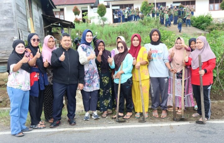 Bupati Tapsel Dolly Pasaribu dan Ketua Tim TP.PKK Rosalina Dolly Pasaribu bersama masyarakat melakukan gotong royong di Adian Pardomuan, Pasar Sipirok, Kab.Tapsel. (IST)