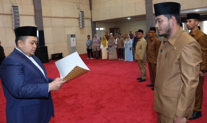 Bupati Tapsel Dolly Pasaribu saat melantik pejabat administrator, pengawas, Kepala UPT Puskesmas dan Kepsek SD dan SMP di lingkungan Pemkab Tapsel. (IST)
