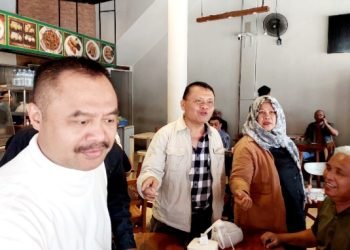 Ketua Cabang PWI Sumut Farianda Putra Sinik saat menyambut kedatangan rombongan dari PWI Sumut di sebuah rumah makan di Jalan Bharaga Bandung, Minggu (24/09/2023). Tampak dalam rombongan  di antaranya Bindu Hutagalung (Wartawan Harian Perjuangan Baru) (IST)