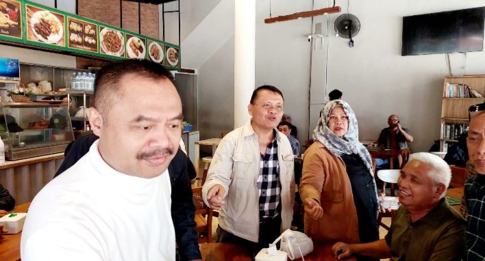 Ketua Cabang PWI Sumut Farianda Putra Sinik saat menyambut kedatangan rombongan dari PWI Sumut di sebuah rumah makan di Jalan Bharaga Bandung, Minggu (24/09/2023). Tampak dalam rombongan  di antaranya Bindu Hutagalung (Wartawan Harian Perjuangan Baru) (IST)