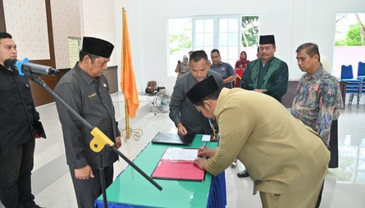 Wali Kota Padangsidimpuan Irsan Nasution menyaksikan penandatanganan SK pelantikan salah seorang pejabat. (IST)