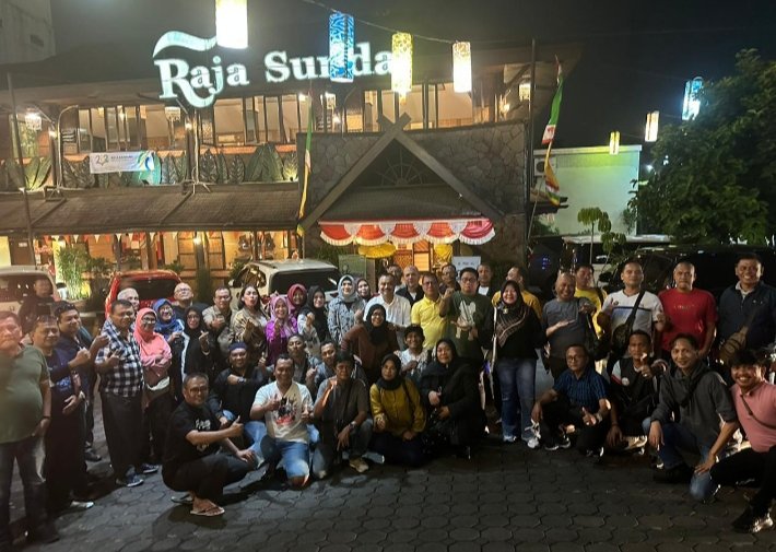 Seusai menjamu makan malam di rumah makan "Raja Sunda" Bandung, Ketua PWI Sumut Farianda Putra Sinik foto bersama dengan seluruh rombongan, Minggu (24/09/2023). (IST)