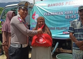Kasat Lantas Polres Labuhanbatu AKP M Ainul Yaqin SIK memberikan sembako kepada warga Talsim dalam giat pembagian Air bersih. (IST)
