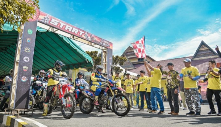 Wali Kota Padangsidimpuan Irsan Efendi Nasution saat melepas event grand rap martrail Padangsidimpuan (24/9). (IST)