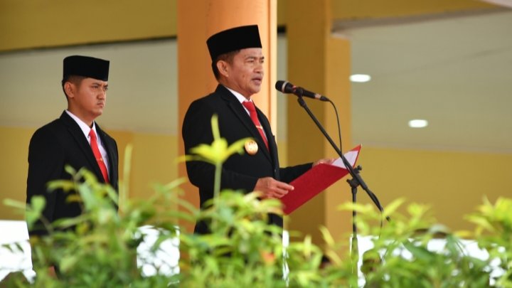 Pj Gubernur Sumatera Utara (Sumut) Hassanudin saat menjadi inspektur Upacara Peringatan Hari Agraria dan Tata Ruang Nasional (HANTARU) ke-63 yang diselenggarakan oleh Kanwil Badan Pertanahan Nasional Provinsi Sumut, di Lapangan Astaka Jalan Willem Iskandar Kabupaten Deliserdang, Senin (25/9). (Diskominfo Sumut)