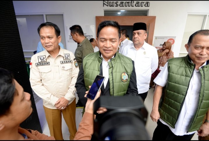 Pj. Gubernur Sumatera Utara (Sumut) Hassanudin memimpin rapat dengan Tim Pemantauan Perkembangan Politik Provinsi Sumut di Aula Kebangsaan Badan Kesatuan Bangsa dan Politik Jalan Gatot Subroto Kota Medan, Senin (25/9). (Diskominfo Sumut)