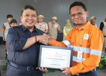 Bupati Tapsel Dolly Pasaribu  memberikan penghargaan pada PT. AR Batang Toru, sebagai mitra Pemkab Tapsel sangat mendukung terwujudnya petani milenial didaerah itu. (IST)