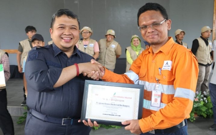 Bupati Tapsel Dolly Pasaribu  memberikan penghargaan pada PT. AR Batang Toru, sebagai mitra Pemkab Tapsel sangat mendukung terwujudnya petani milenial didaerah itu. (IST)