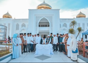 Wali Kota Padangsidimpuan Irsan Efendi Nasution menanda tangani prasasti peresmian pemakaian masjid Agung Al- Abbror Padangsidimpuan. (IST)