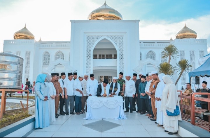 Wali Kota Padangsidimpuan Irsan Efendi Nasution menanda tangani prasasti peresmian pemakaian masjid Agung Al- Abbror Padangsidimpuan. (IST)