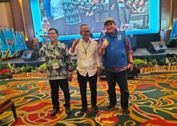 Ketua Umum PWI Hendry CH Bangun (kiri). (IST)