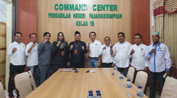 Ketua Pengadilan Negeri (PN) Padangsidimpuan, Faisal, SH, MH juru bicara PN Padangsidimpuan, Irfan Hasan Lubis, SH, MH photo bersama dengan pengurus PWI Tabagsel di PN Padangsidimpuan. (IST)