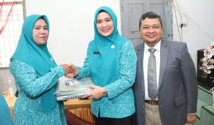 Ketua TP.PKK Tapsel Rosalina bersama Bupati menyerahkan cendramata berupa jilbab dan pin kepada seluruh PKK Desa se-Kecamatan Angkola Selatan. (IST)