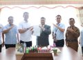 Bupati Tapsel  Dolly Pasaribu foto bersama dengan Abd. Rozzaq Kepala Kantor UPBU Aek Godang usai menandatangani surat perjanjian hibah peningkatan Bandara Aek Godang. (IST)