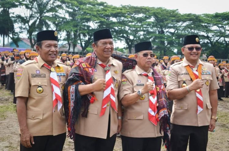 : Wali Kota Irsan Nasution dan Arwin Siregar diulosi oleh Kwarcab Pramuka Padangsidimpuan pada hari Pramuka ke 62. (IST)