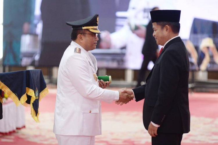 Penjabat (Pj) Gubernur Sumatera Utara (Sumut) Hassanudin melaksanakan Pengambilan Sumpah Jabatan dan Pelantikan Pj Walikota Padangsidimpuan Letnan Dalimunthe di Aula Tengku Rizal Nurdin Jalan Sudirman Nomor 41 Medan, Jumat (29/9). (Diskominfo Sumut)
